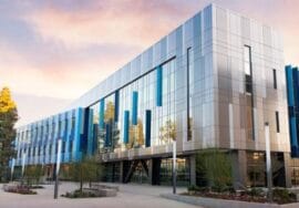 Ticari gayrimenkul değerleme sürecini gösteren modern iş merkezi görseli