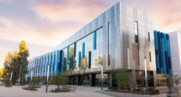 Ticari gayrimenkul değerleme sürecini gösteren modern iş merkezi görseli