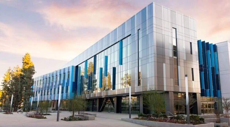 Ticari gayrimenkul değerleme sürecini gösteren modern iş merkezi görseli